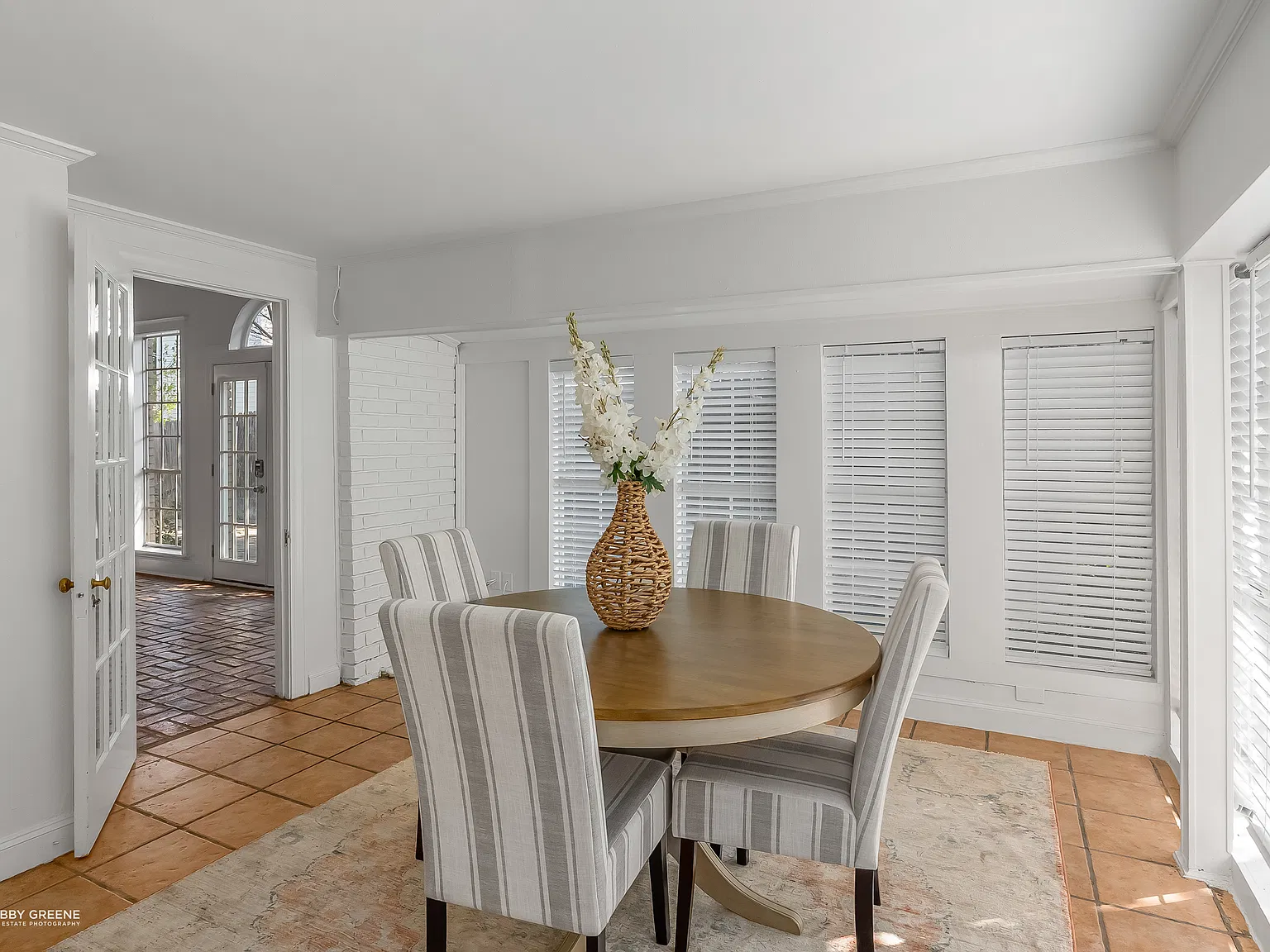 3 bed, 2.5 bath, 2470 sqft, $2,000 — Photo 2