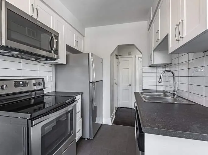 1660 Bathurst Street — Photo 2