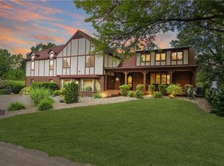 2206 Seneca Dr, Charleston, IL