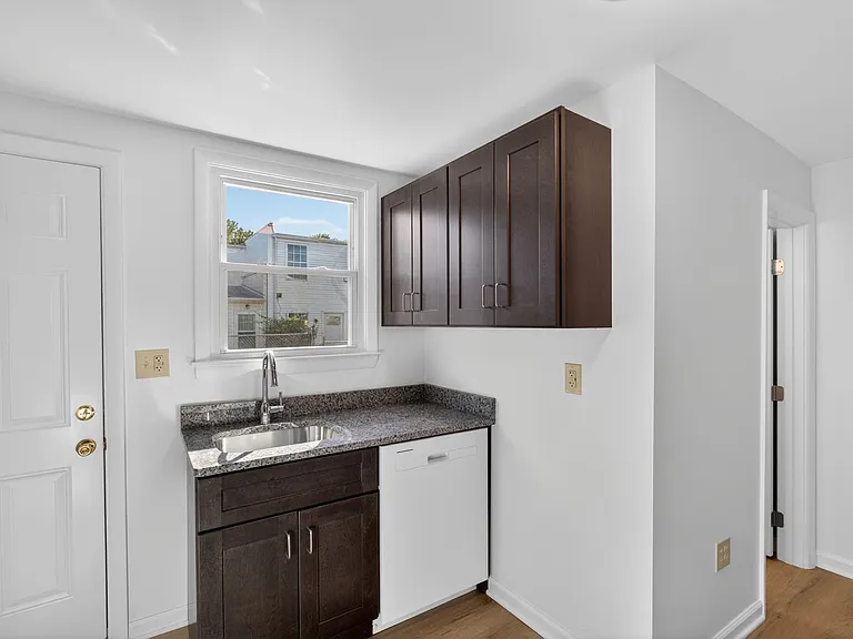733 Center St — Photo 14