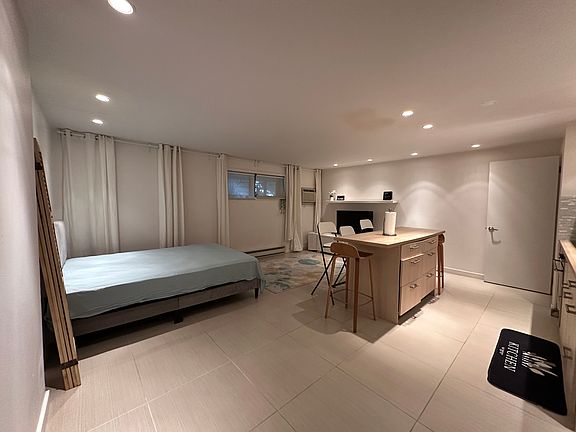 2nd image of 9 Manhattan Pl