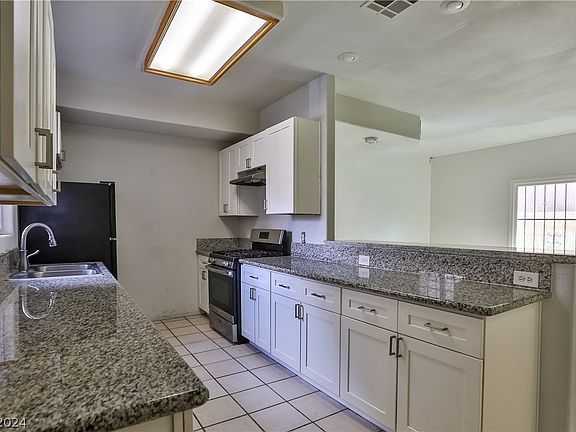 3rd image of 1727 N Lamont St