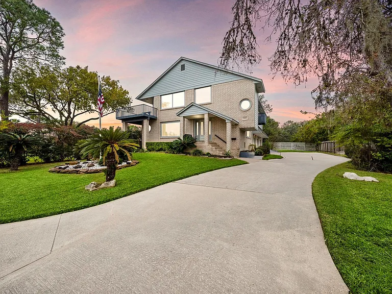 2523 Baycrest Dr — Photo 1