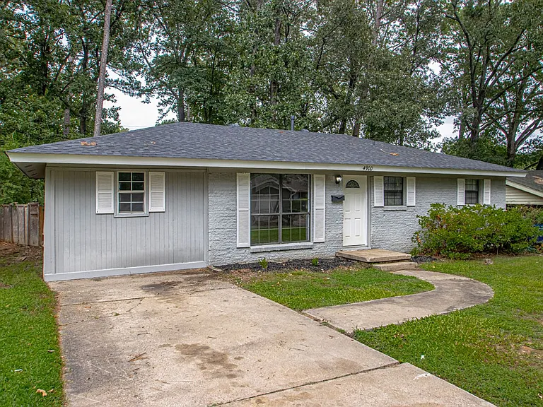 4900 Trinity Dr — Photo 1