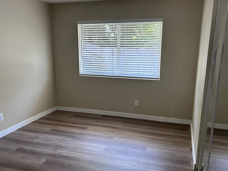 1557 Southwood Dr — Photo 2