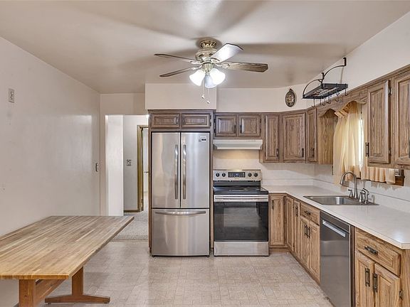 5th image of 605 Regina Dr