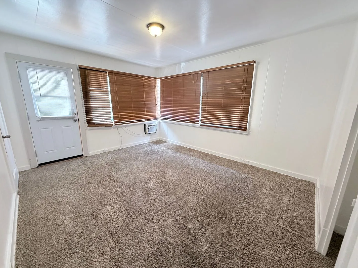 Spacious Two-Level 2BR/1BA Near Ritz-Carlton & Waikiki Beach — Photo 2