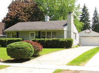 2307 Sigwalt St, Rolling Meadows, IL 60008