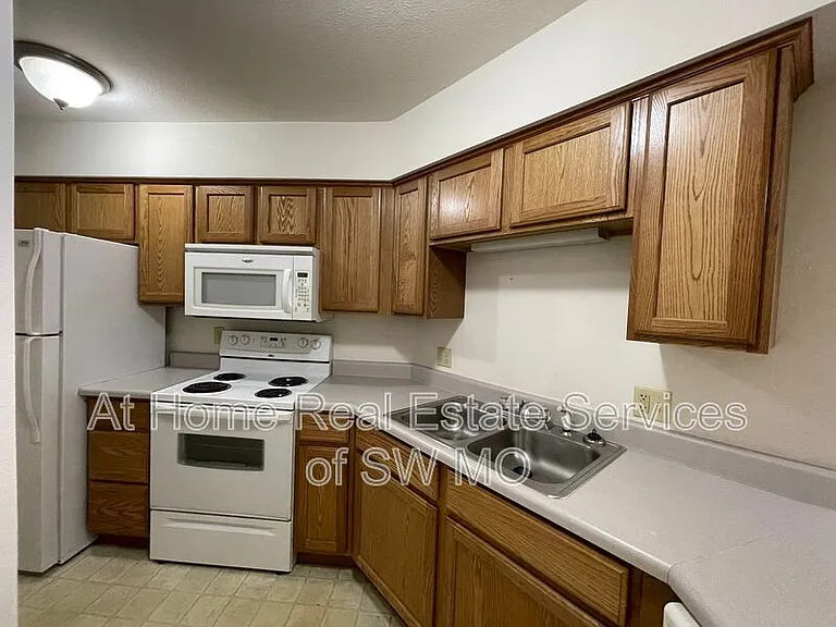 877 N 22nd St — Photo 2