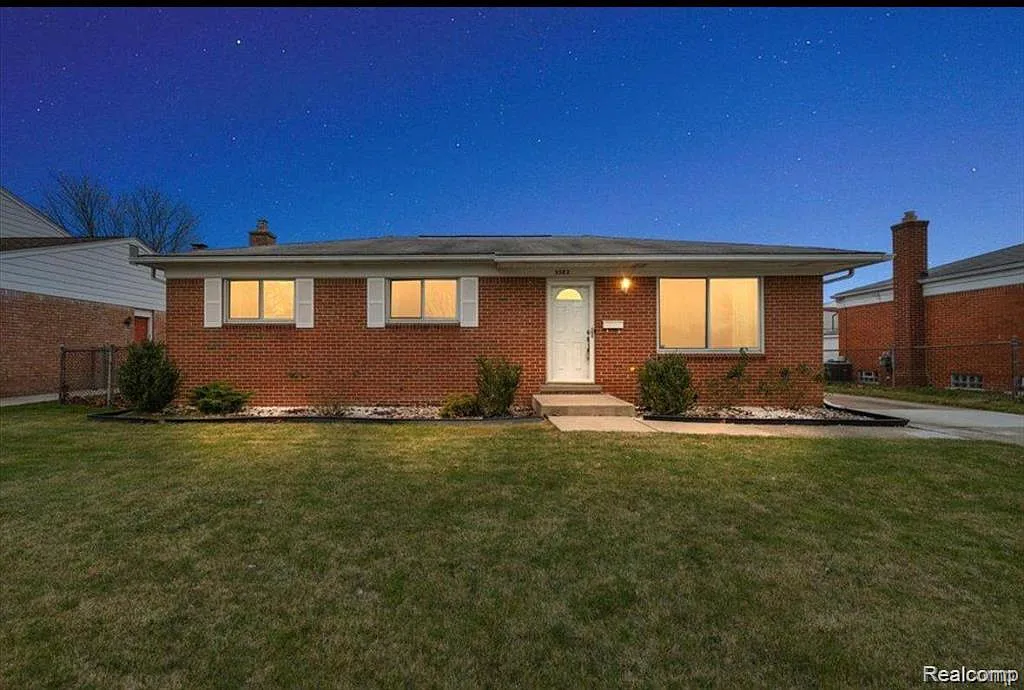 3 bed, 2.0 bath, 2438 sqft, $2,000 — Photo 1