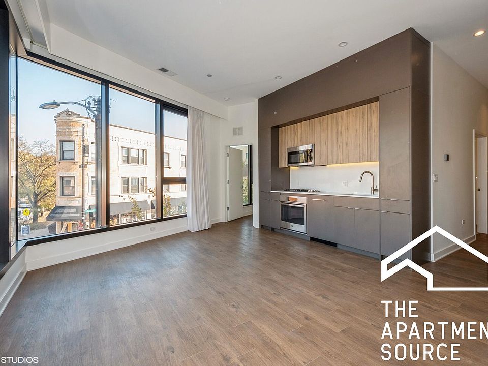 1st image of 3463 N Lincoln Ave #404