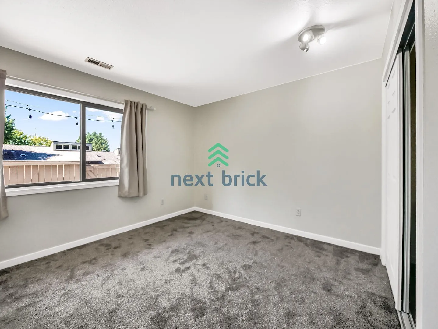 Beautiful 2-Bedroom Townhome with 2-Car Garage Near Juanita Beach — Photo 3