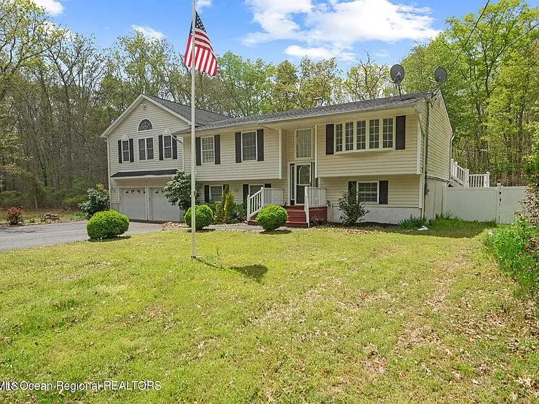 46 Walter Dr — Photo 3