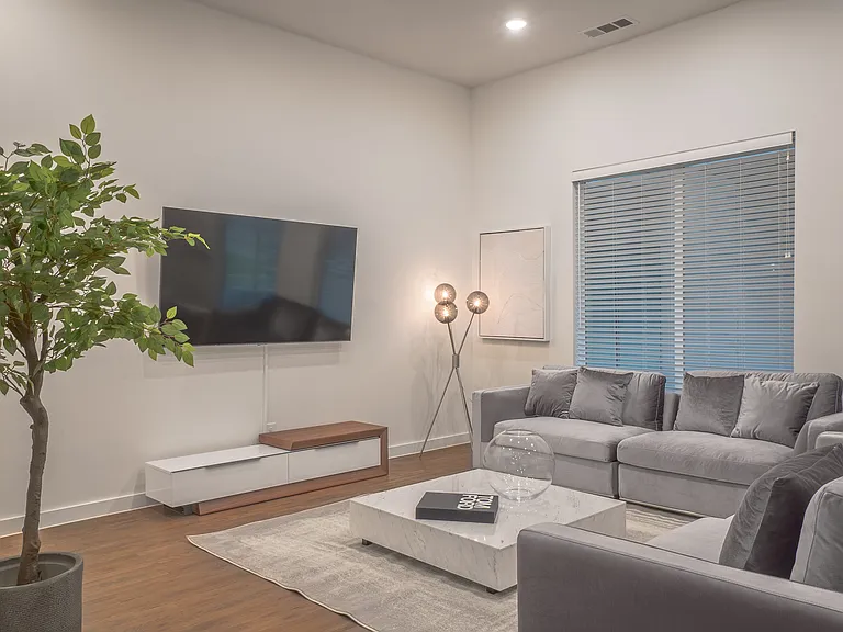 5002 San Jacinto St — Photo 3