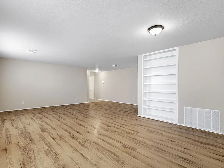 10331 Manor Crk — Photo 7