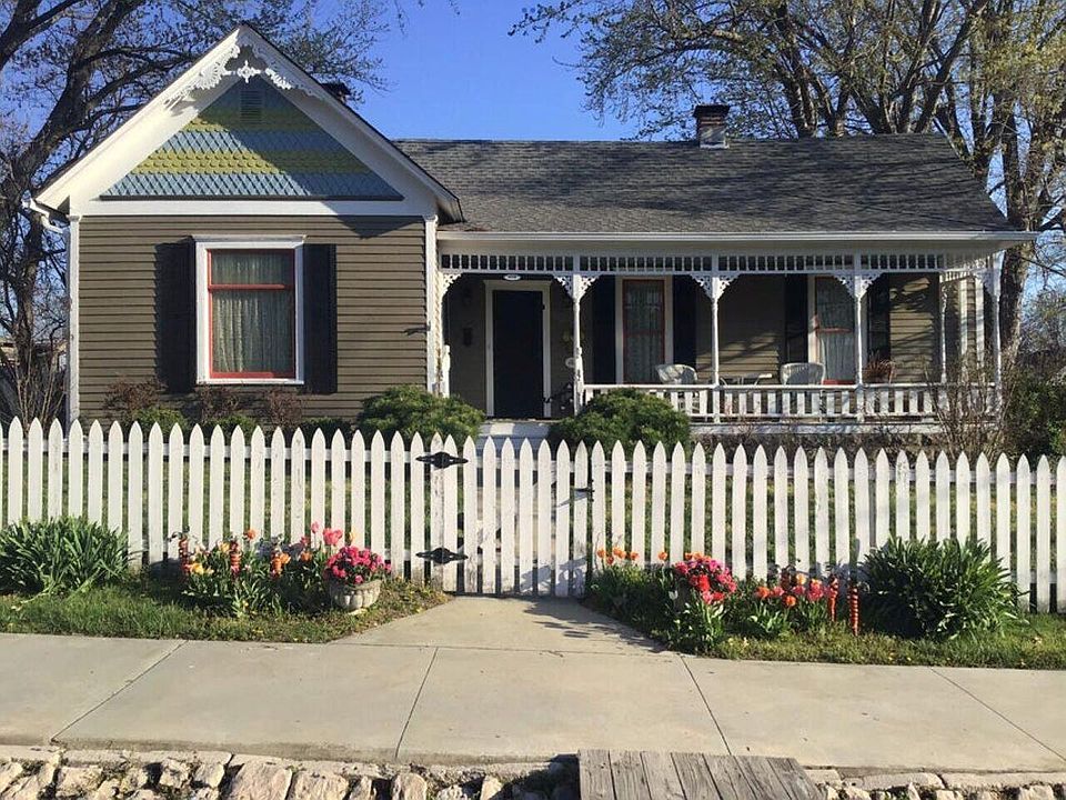 1st image of 418 Main St