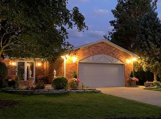 2728 Stonebury Dr, Rochester Hills, MI 48307