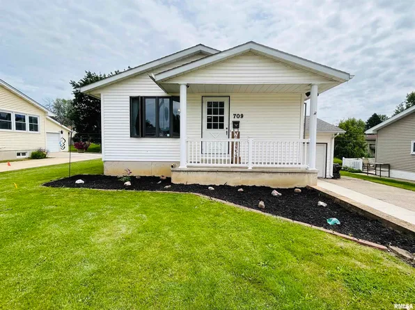 709 S 4th St, Maquoketa, IA 52060