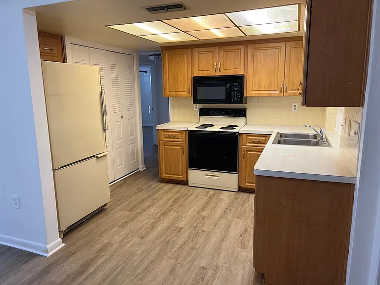7833 Cayuga Dr — Photo 2