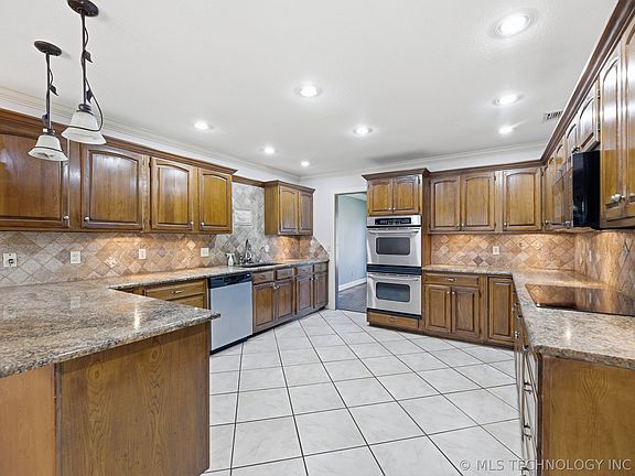 5th image of 501 E Winston Cir