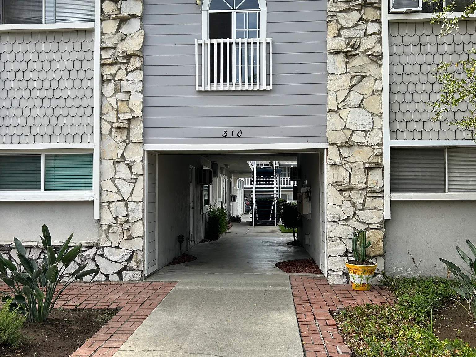 310 W Mountain View Ave — Photo 2