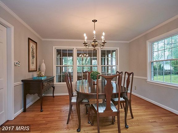 5th image of 104 Oakmont Ct NE
