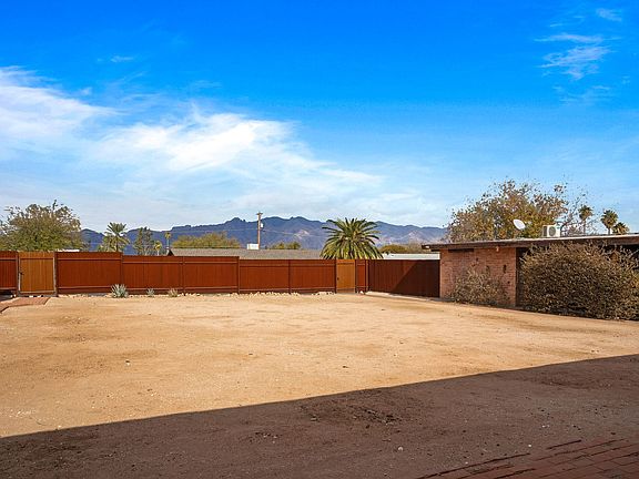 4th image of 2230 E Spring St