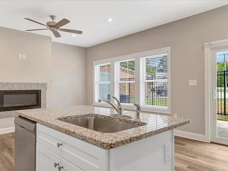849 N Mecklenburg Ave — Photo 10