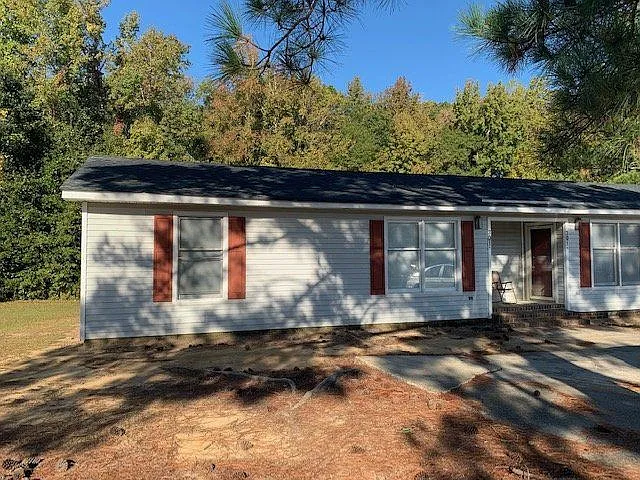 2 bed, 1.0 bath, 864 sqft, $900 — Photo 1