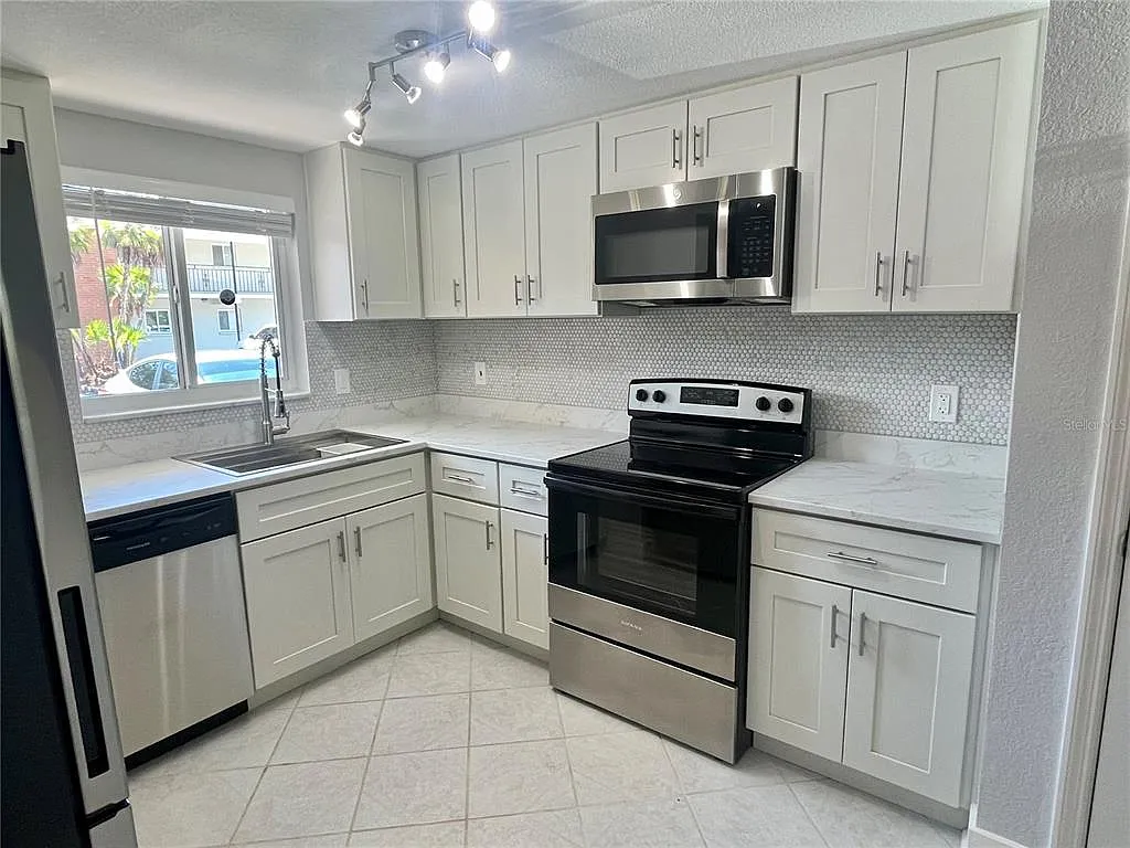 2 bed, 2.0 bath, 1175 sqft, $2,000 — Photo 2