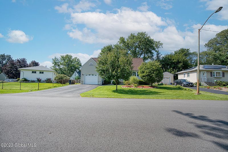 3rd image of 45 Tanglewood Road