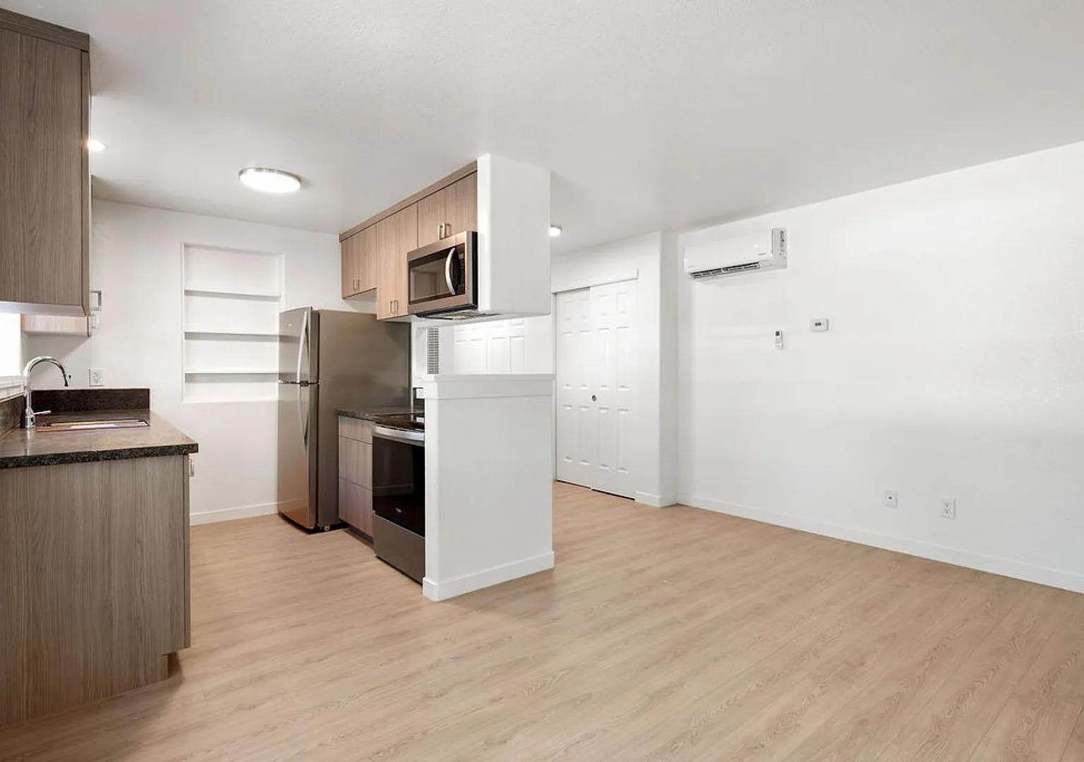 710 Stewart - Central Custom Designed 1 BD/1Bath — Photo 2