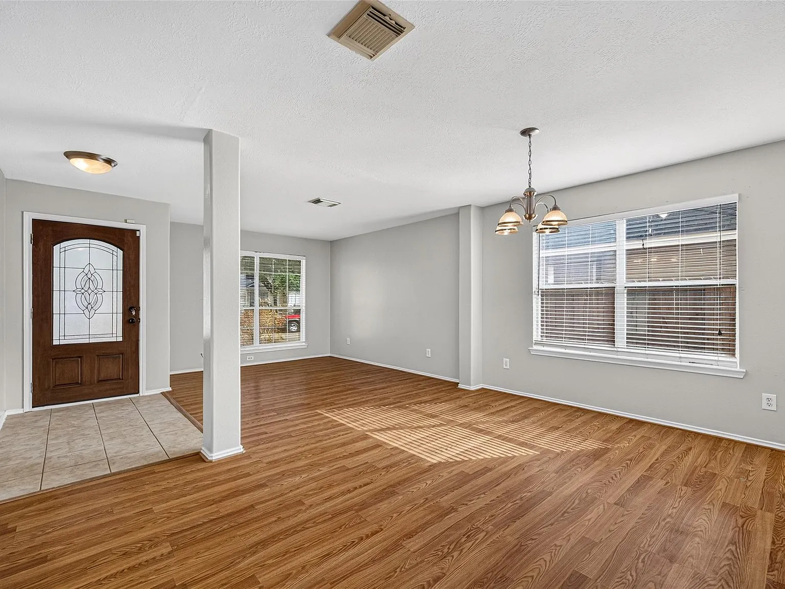 4 bed, 2.5 bath, 2777 sqft, $2,500 — Photo 2