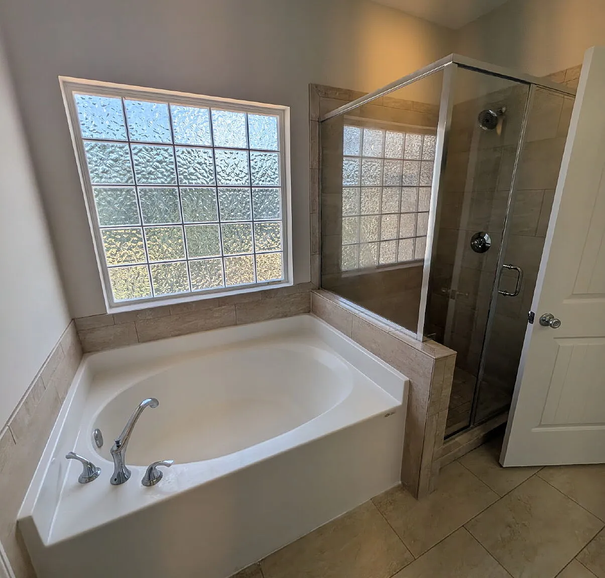 4 bed, 2.0 bath, 2046 sqft, $2,850 — Photo 4