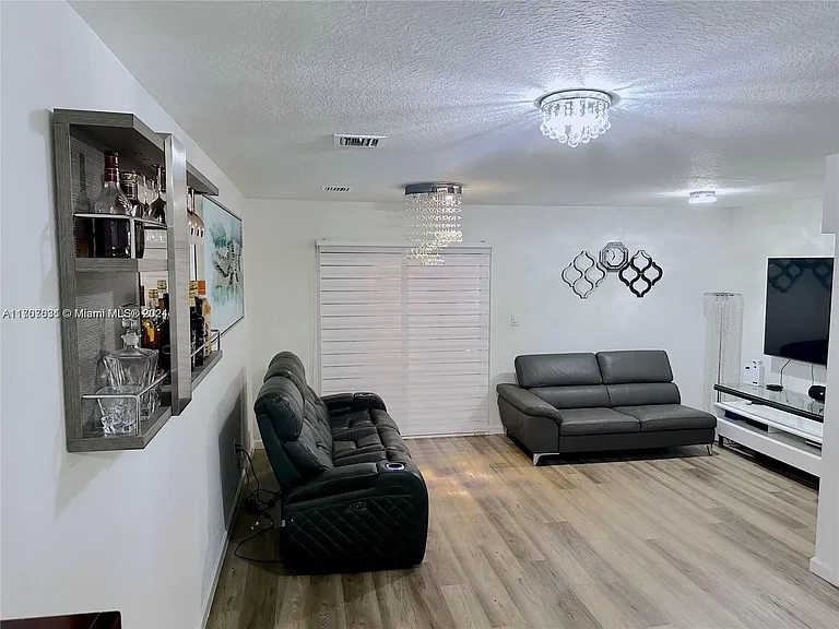 634 SW 3rd Ave — Photo 5