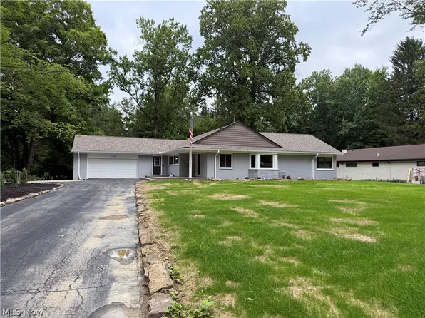 2120 Arms Dr, Girard, OH 44420