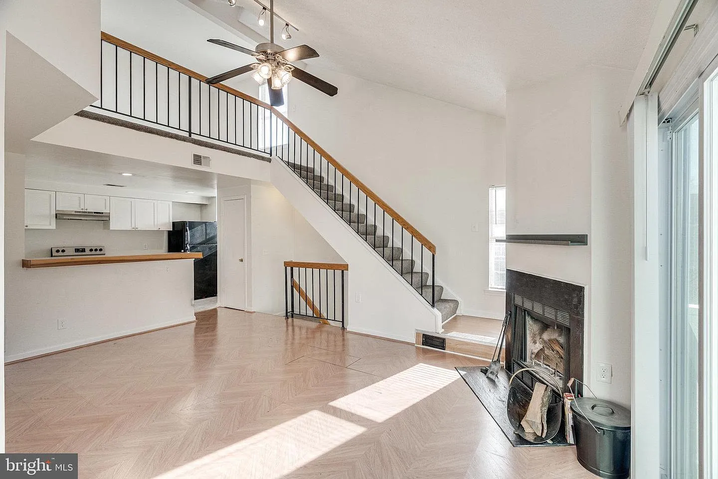 2 bed, 2.0 bath, 1040 sqft, $2,350 — Photo 3