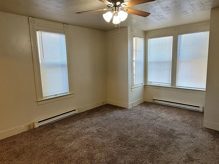 221 N Holly St — Photo 11
