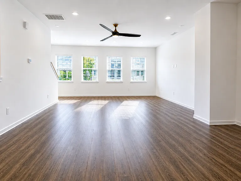 430 Rowe Way — Photo 6