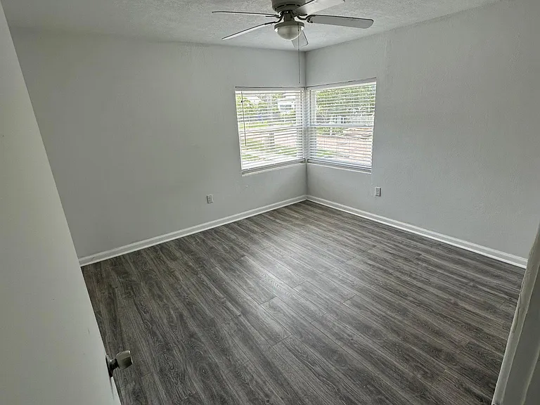 526 Sumner St — Photo 14