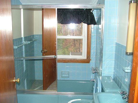 2nd Floor Bathroom