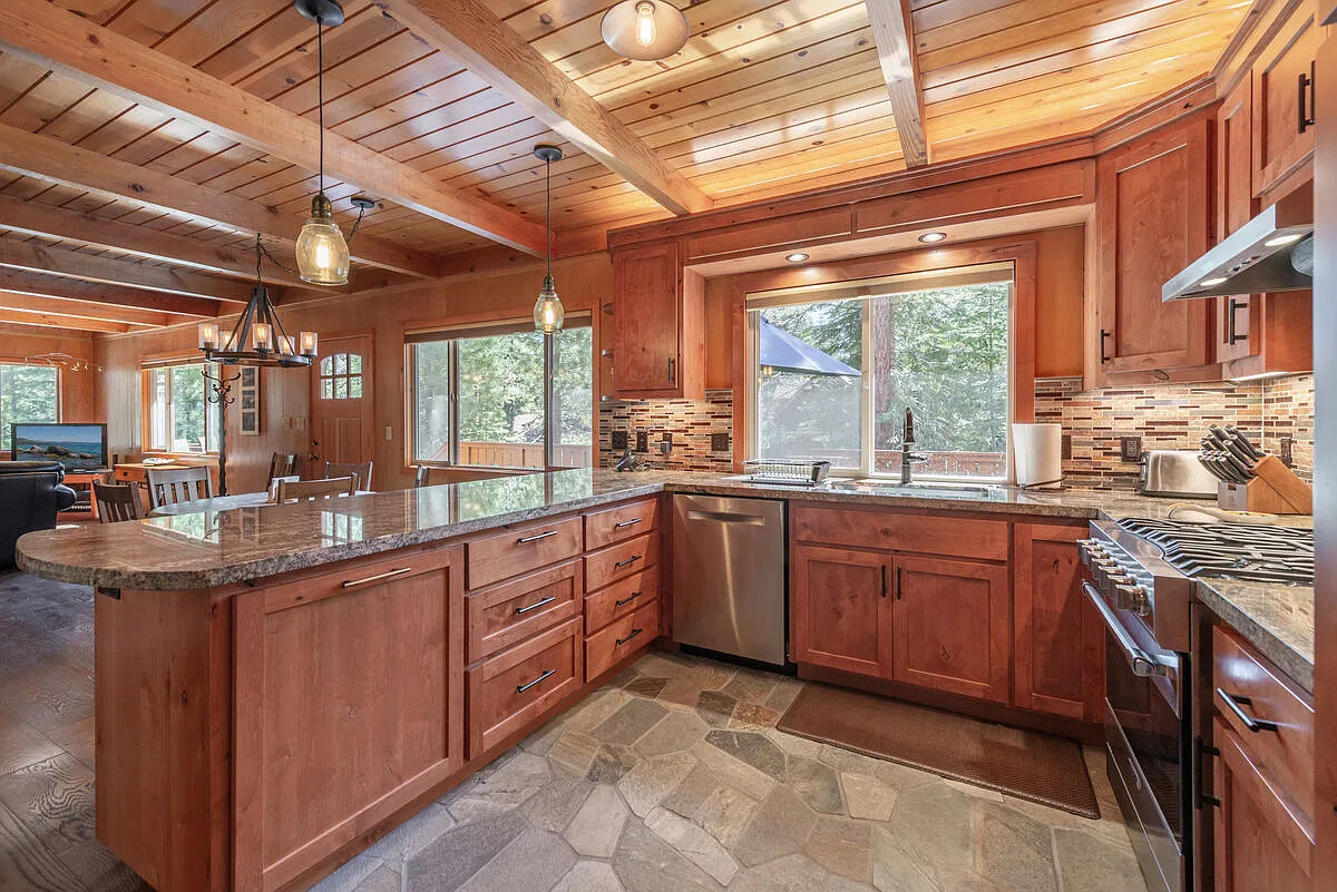 5 bed, 2700 sqft, $5,000 — Photo 3