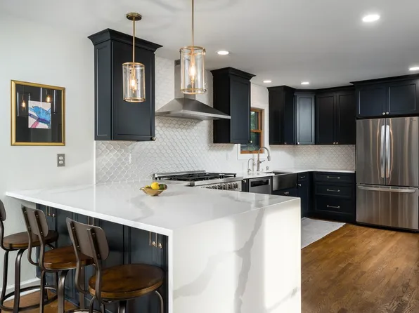 8524 Ravenswood CIRCLE, Wauwatosa, WI 53226