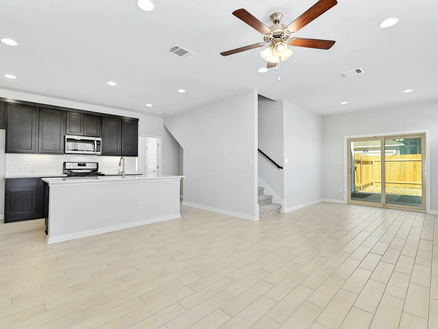 3 bed, 2.5 bath, 1985 sqft, $2,345 — Photo 2