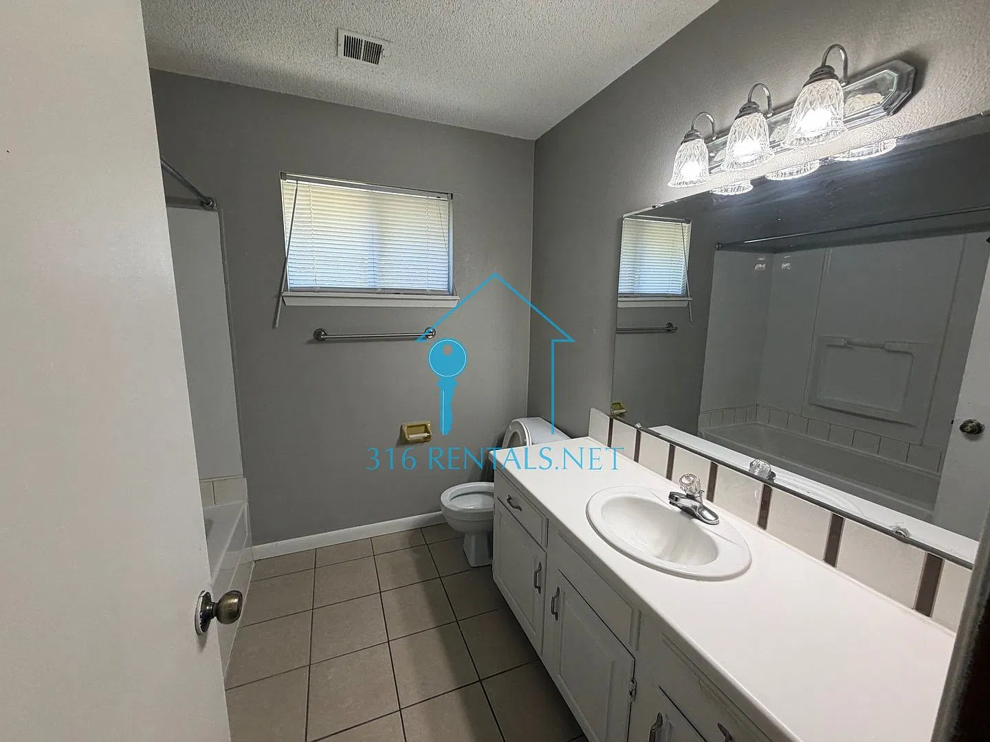 $850- 2 bed 1 bath - Townhomes — Photo 3