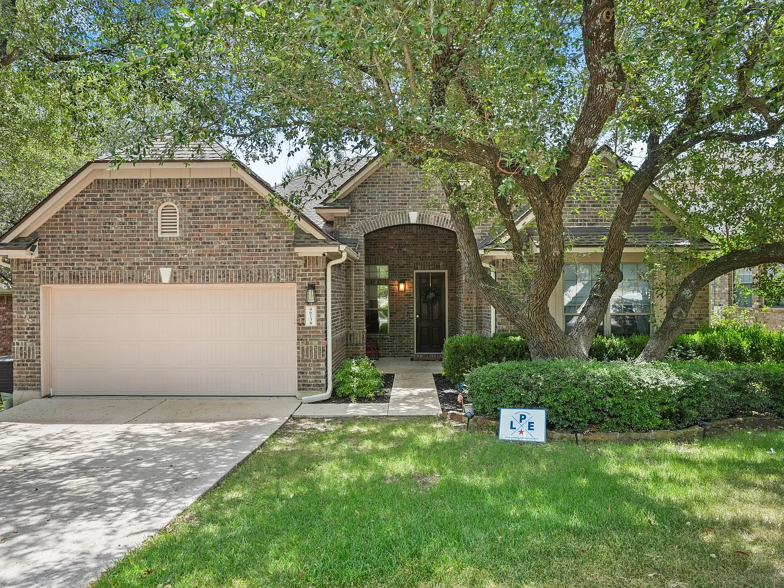 4 bed, 2.5 bath, 2317 sqft, $3,500 — Photo 3