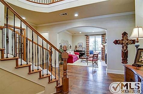 4th image of 5208 Temple Dr