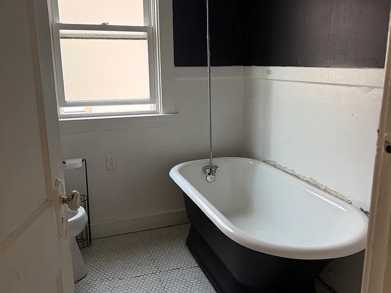 546 Tacoma Ave — Photo 2