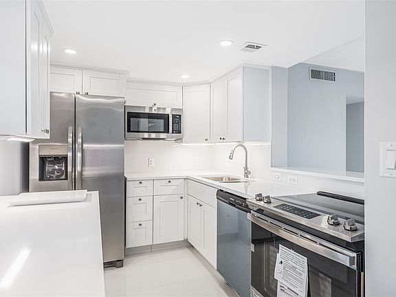 3rd image of 3050 N Palm Aire Drive #102