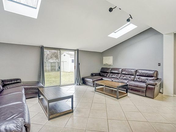 4th image of 50 Chestnut Ln